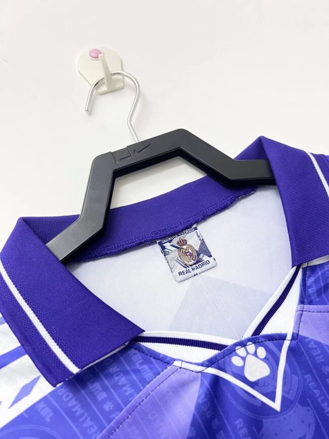 Real Madrid Away Retro Jersey 1996/97 – Bild 4