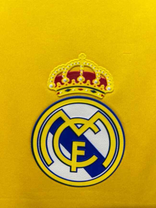 Real Madrid GOALKEEPER Jersey 2011/12 - Image 6