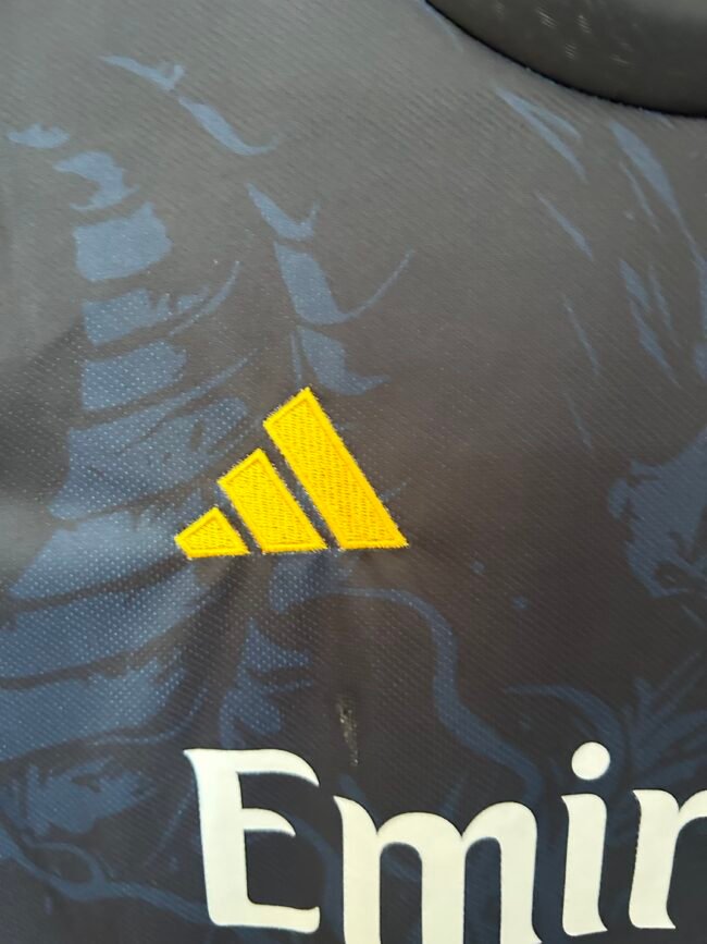Real Madrid Special Edition Jersey 25/26 Red – Bild 4