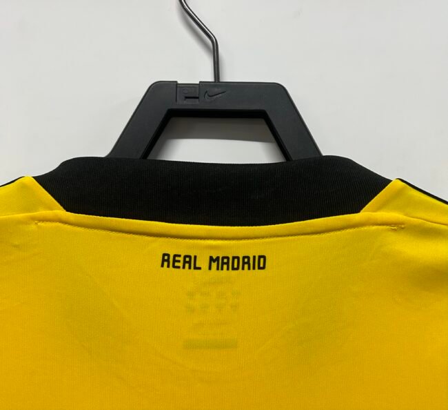 Real Madrid GOALKEEPER Jersey 2011/12 - Image 8