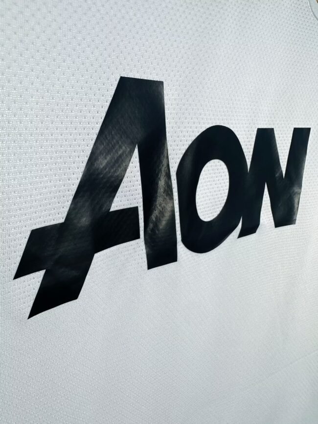 Manchester United Away Long Sleeves Retro Jersey 2010/11 - Image 4