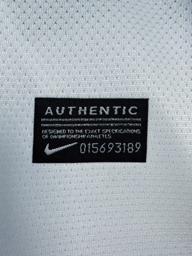 Manchester United Away Long Sleeves Retro Jersey 2010/11 - Image 12