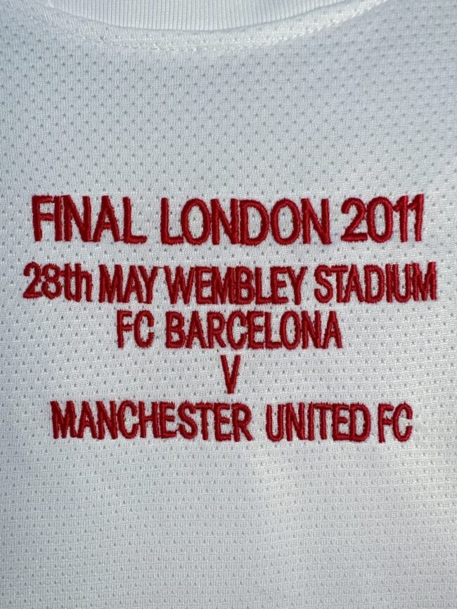Manchester United Away Long Sleeves Retro Jersey 2010/11 - Image 6