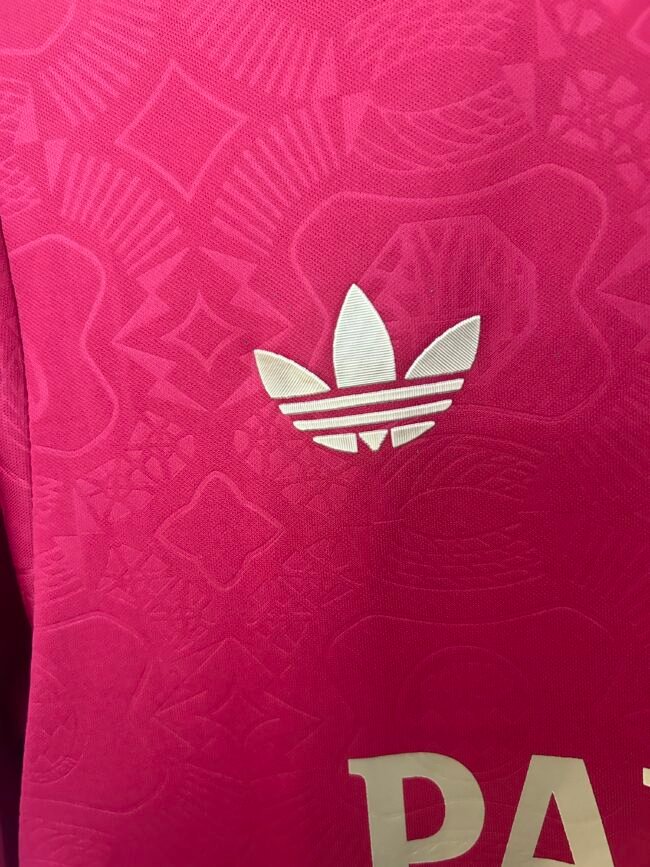 Bayern Munich 125th Anniversary jersey English Advertising - Image 5